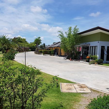 Nicasio Hotel Chumphon Exterior photo